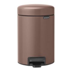 Taupekleurige Brabantia Pedaalemmer NewIcon 3 liter, vooraanzicht met gesloten deksel.