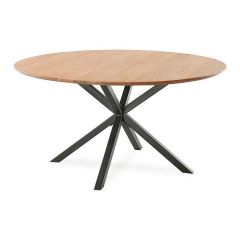 Eettafel Romaro rond van Pronto Wonen, met een teakhouten blad en een zwart metalen onderstel in een moderne stijl.