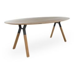 Ovale eettafel met houten blad en zwarte metalen poten in een minimalistisch design.