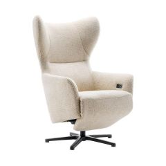 Relaxfauteuil Castleton in ecru stof Tori, met een Scandinavisch design en een zwarte metalen 4-teenspoot.