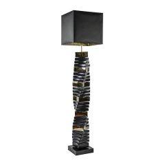 Vloerlamp Envy Carea Argento met een keramieken voet in zwart en goud, gecombineerd met een vierkante zwarte lampenkap.