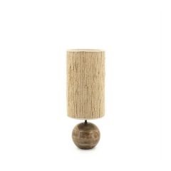 By-Boo Gadja lamp met een houten bolvormige voet en een geweven jute kap in natuurlijke tinten.