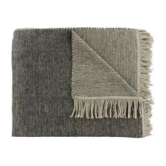 Plaid Unami Dark Taupe van Claudi, een luxe en zacht plaid met een fijn geweven structuur en decoratieve franjes, perfect voor extra warmte en stijl.