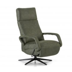 Relaxfauteuil Nora van Montel in groen microleder, met een hoge rugleuning, gestoffeerde armleuningen en een zwarte metalen draaivoet. De stoel heeft een verstelbare rugleuning en voetensteun voor optimaal comfort.