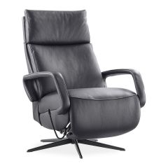 Relaxfauteuil Orona small in zwart leder met elektrische bediening, staand in neutrale positie.