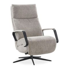 Grijze relaxfauteuil Laterza met zwarte metalen armleuningen en een vijf-teens draaivoet, bekleed met een trendy grijs-groene weefstof.