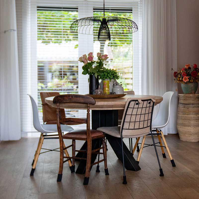 Eettafel met verschillende stoelen in een huiselijke omgeving