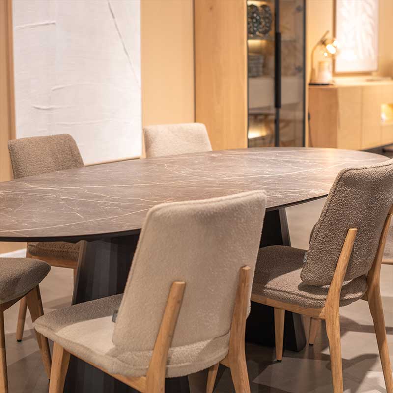 Eettafel met beige eetkamerstoelen en marmeren tafelblad in moderne eetkamer