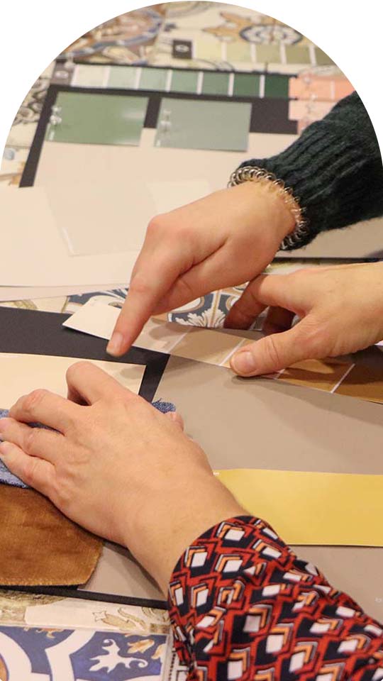 styliste maakt een boeket met zijden bloemen