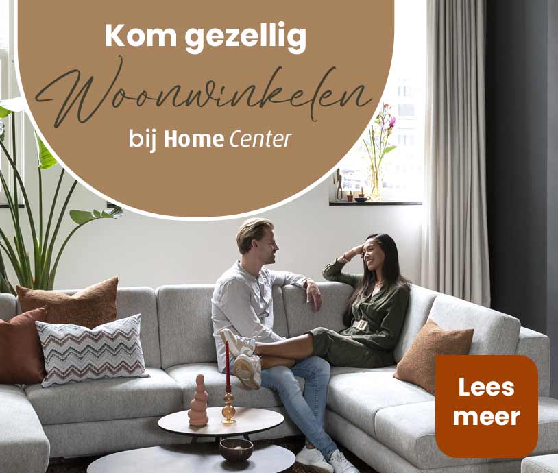 Een modern interieur met een man een vrouw op een hoekbank