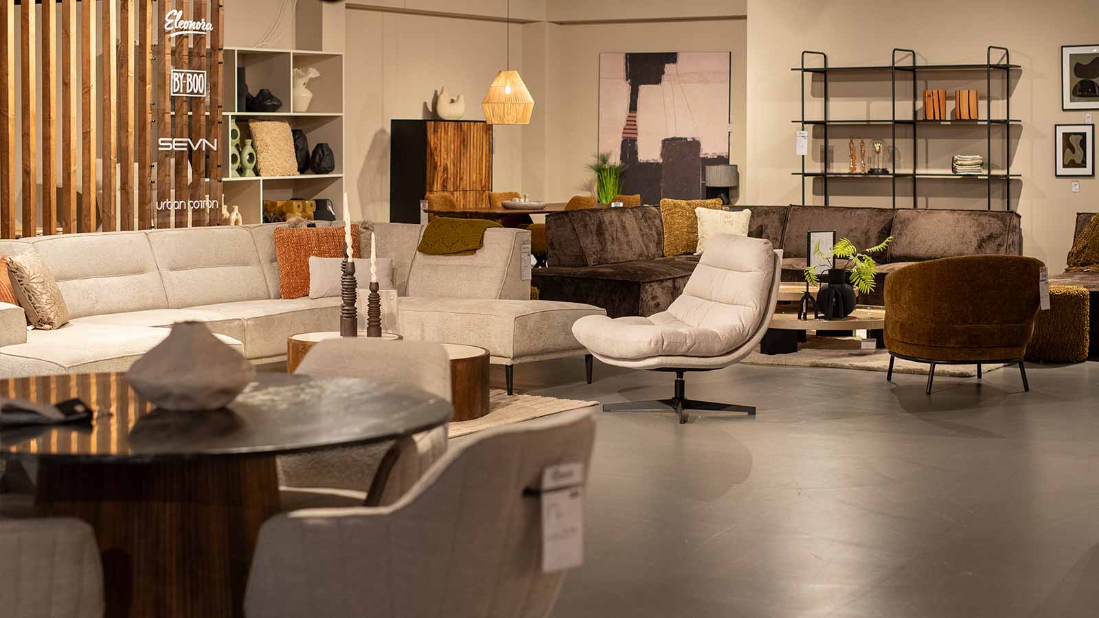 Showroom met Dutch Interior meubels, zitbanken, designstoelen en moderne woonaccessoires bij Home Center